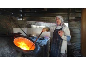Ekmek parasını kavurucu sıcakta tandır ateşinin içinden çıkaran kadınlar sıcağa dayanabilmek için litrelerce su tüketiyorlar