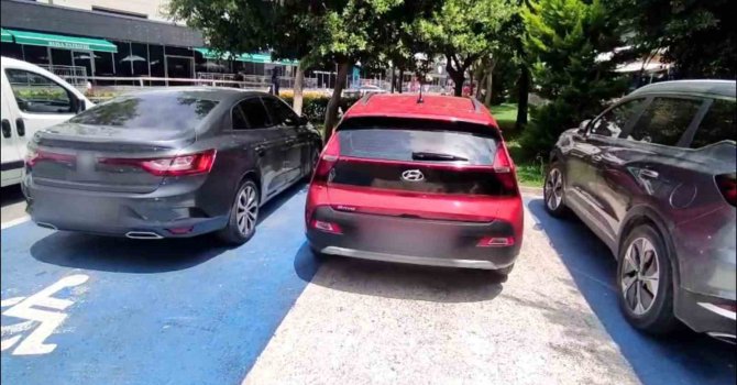 Mersin’de engelli rampası ve kaldırımı işgal eden 184 araca ceza
