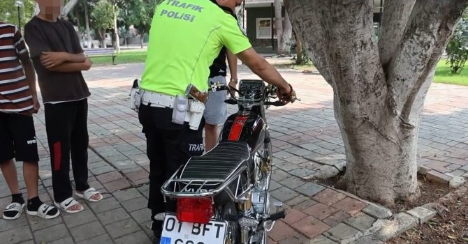 Kırmızı ışıkta geçen ehliyetsiz motosiklet sürücüsüne 85 bin TL para cezası