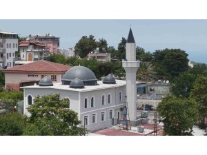 Depremin ardından inşa edilen 131. cami dualarla ibadete açıldı