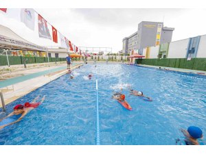 Mersin’de 7’den 77’ye herkes yüzme kurslarında buluşuyor