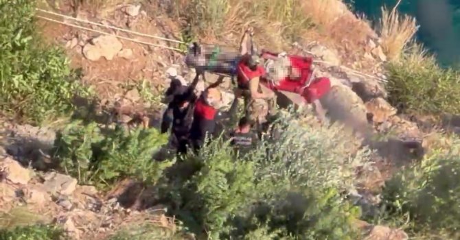Denize uçan otomobilin 7 saatlik operasyonla kurtarılan sürücüsü hastanede hayatını kaybetti
