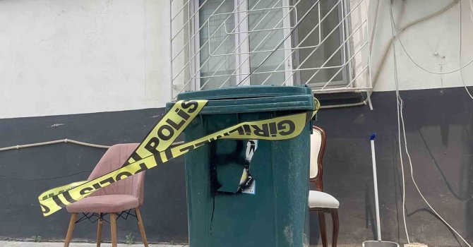 Tartıştığı eşinin başına çekiçle vurup boğazından bıçakladı