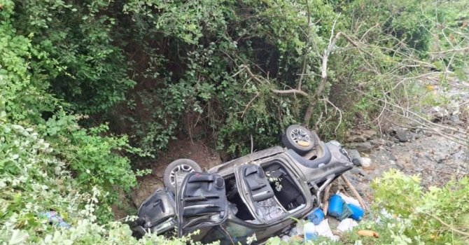 Otomobille çarpışan hafif ticari araç dereye uçtu: 7 yaralı