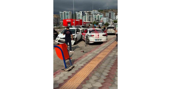 Gelin arabası otomobille çarpıştı: 1 yaralı