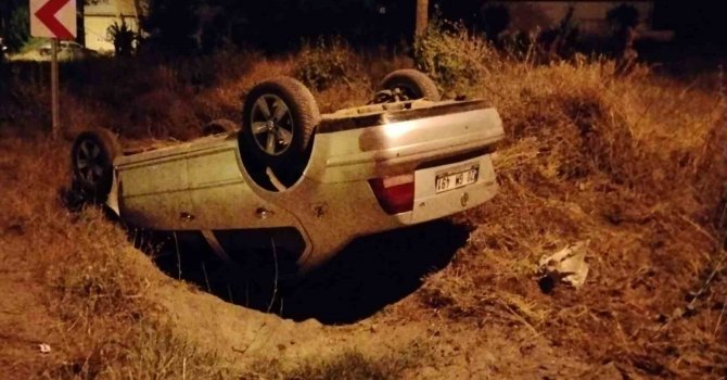 Yalvaç’ta sürücüsünün köpeğe çarpmamak için manevra yaptığı otomobil şarampole devrildi