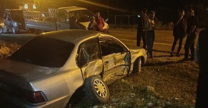 Otomobil ile kamyonet çarpıştı: 2 yaralı
