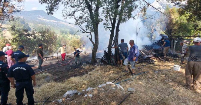 Kumluca’da odunlukta başlayan yangın boş evin bahçesine sıçradı
