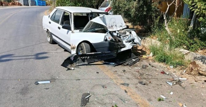 Virajı alamayan sürücünün park halindeki araca çarptığı anlar kamerada
