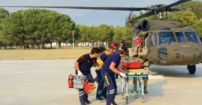 Kayalıklardan düşen doğa yürüyüşçüsü askeri helikopterle kurtarıldı