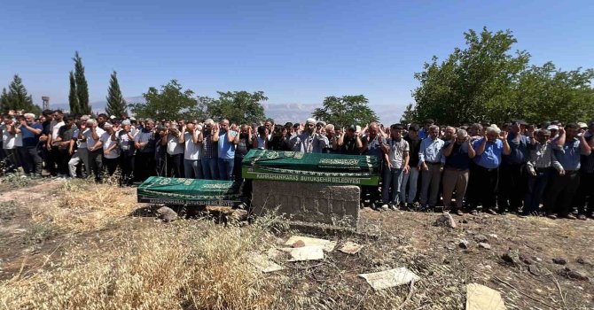 Trafik kazasında hayatını kaybeden anne-oğul Kahramanmaraş’ta son yolculuğuna uğurlandı