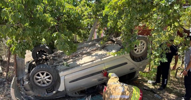 Takla atarak bahçeye uçan otomobilin sürücüsü yaralandı