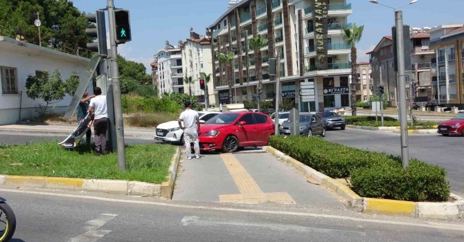 Otomobil yaya geçidine çıktı, 2 kişi yaralandı