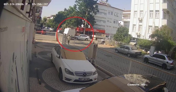 Kamyonet ile otomobil kavşakta çarpıştı, vatandaşlar ’sürekli kaza oluyor’ diyerek önlem alınmasını istedi