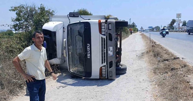 Devrilen kamyondan burnu kanamadan çıktı, aracının başında ekipleri bekledi