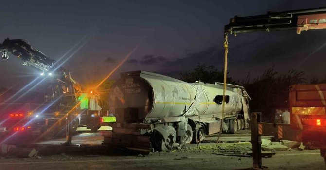 Erzin’de yakıt yüklü tanker devrildi
