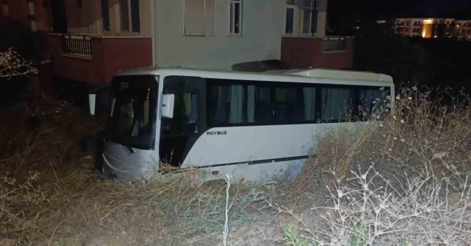 Antalya’da midibüs otomobille çarpıştı: 6 yaralı
