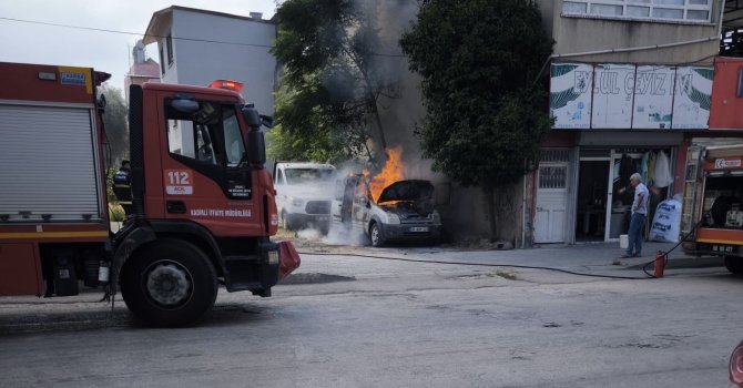 Osmaniye’de park halindeki hafif ticari araç yandı