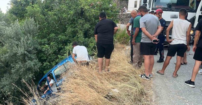 Sürücüsüyle şarampolde asılı kalan otomobil, beton mikserine halatla sabitlendi