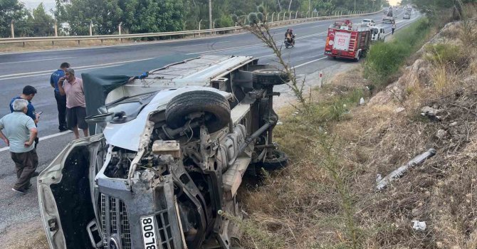 Kamyonet devrildi sürücü yaralı kurtuldu