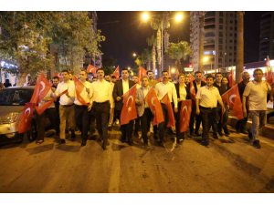 Kozan’da vatandaşlar Türk bayrakları ile 15 Temmuz’un yıldönümünde meydanlarda