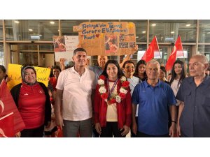 Şampiyon güreşçi memleketinde davul zurnayla karşılandı