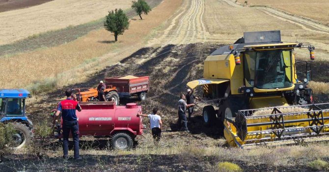 Tarladaki hasat sırasında biçerdöverin çıkardığı yangın, köyde bekletilen su tankeriyle söndürüldü