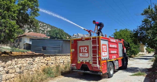 Burdur’da ev bahçesinde çıkan yangın çevreye sıçramadan söndürüldü