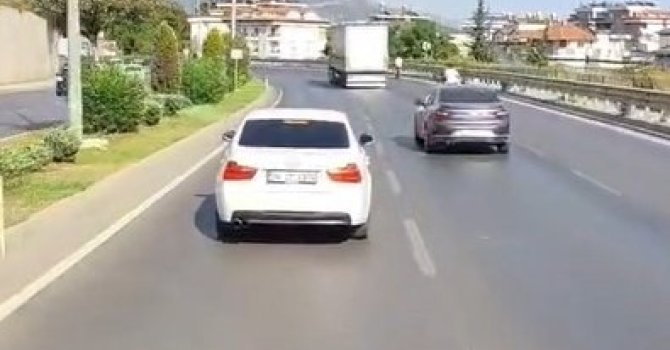 Alanya’da itfaiyeye yol vermeyen sürücü cep telefonu kamerasında