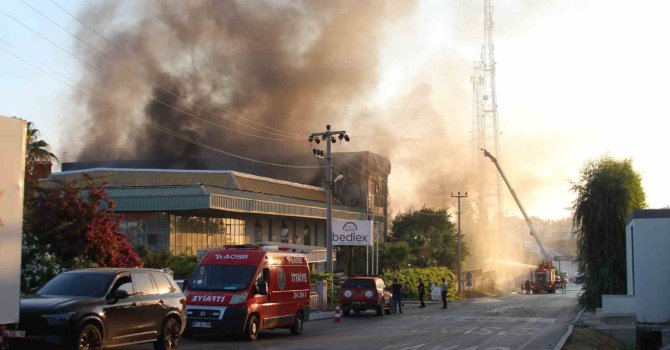 Adana’da yatak fabrikasında yangın: Soğutma çalışmaları devam ediyor