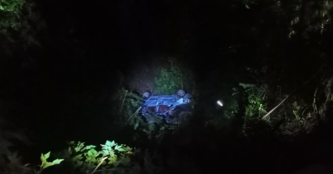 Otomobilde uçurumdan uçtu: anne, baba ve 3 evladı yaralandı