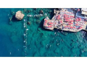 Akdeniz’in berrak sularında falez manzaralı su cimnastiği