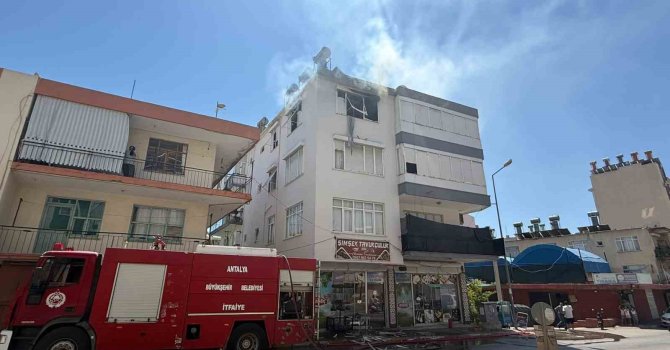 Antalya’da yangında ev sahibi ve bir itfaiye eri dumandan etkilendi
