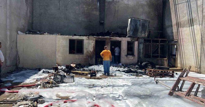 Mersin’de sebze ve meyve halinde depo yangını