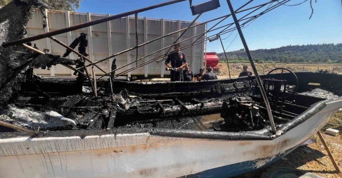 Aksu’da karaya çekili teknedeki yangın itfaiye ekiplerince söndürüldü