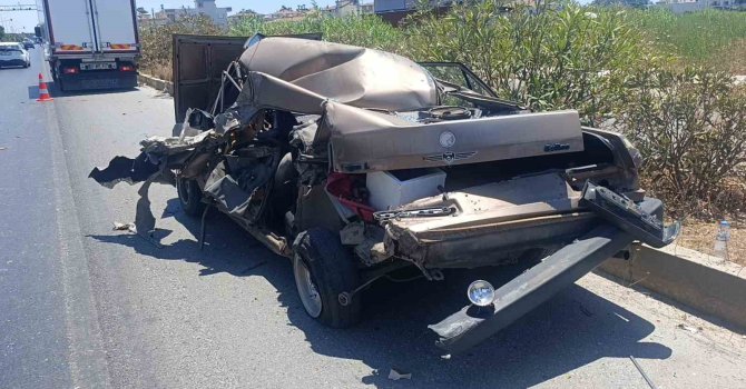 Kamyonun çarptığı Fiat Tofaş hurdaya döndü: Camdan dışarı atlayan sürücü hafif yaralı olarak kurtuldu