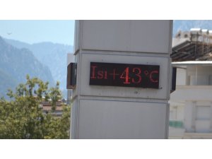 Termometrelerin 43 dereceyi gösterdiği Antalya’da sahiller doldu