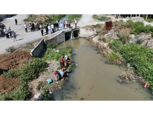 Fabrika atıklarının bırakılmasıyla yıllar içinde çöplük haline gelen derenin kokusu vatandaşlar canından bezdirdi