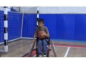 Osmaniye’de tecrübeli basketbolcular, geleceğin yıldızlarına yol gösteriyor