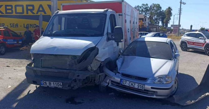 Kamyonet ile otomobilin çarpışma anı kamerada: 2 yaralı