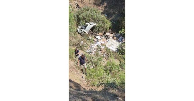 Kumluca’da şarampole devrilen kamyon şoförü hayatını kaybetti