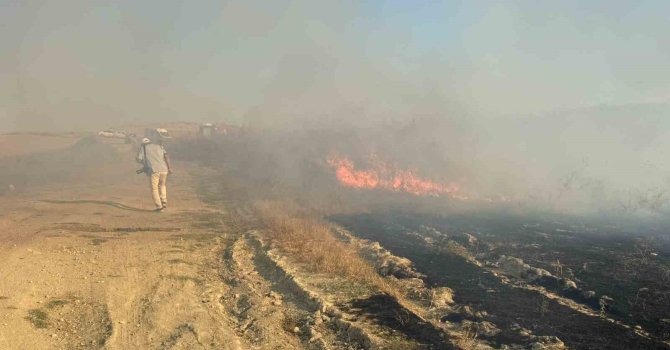 Serik’te anız yangını saman balyalarına sıçradı