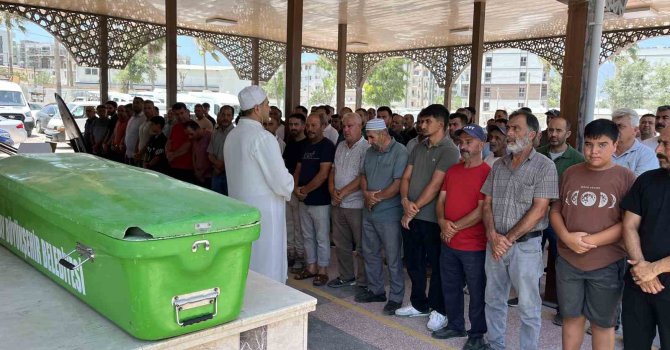 Yola kaçan topunu yakalamak isterken pikabın çarptığı Umut son yolculuğuna uğurlandı
