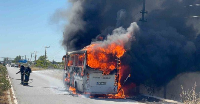 Antalya’da yolcu midibüsü alev alev yandı, sürücü yolcuları tahliye etti