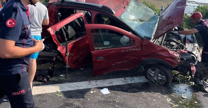 TAG Otoyolu’nda otomobil bariyerlere çarptı: 1’i çocuk 5 yaralı