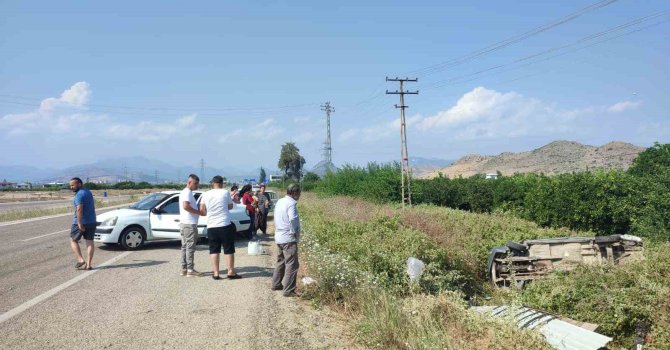 Otomobilin çarptığı araç bahçeye devrildi: 4 yaralı