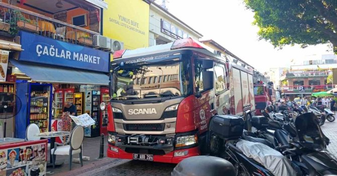 Alanya’da restoran bacasında çıkan duman paniğe neden oldu