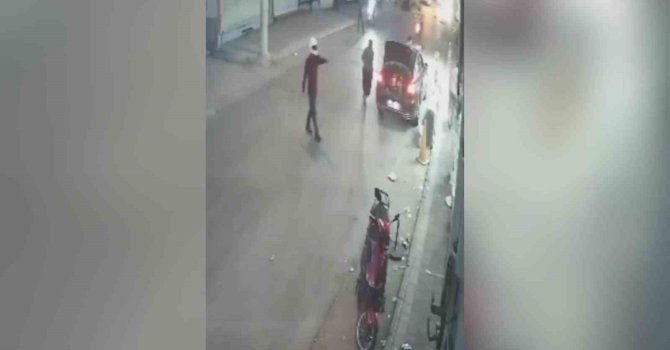 Kasklı saldırgan iş yerini kurşunladı: 1 yaralı