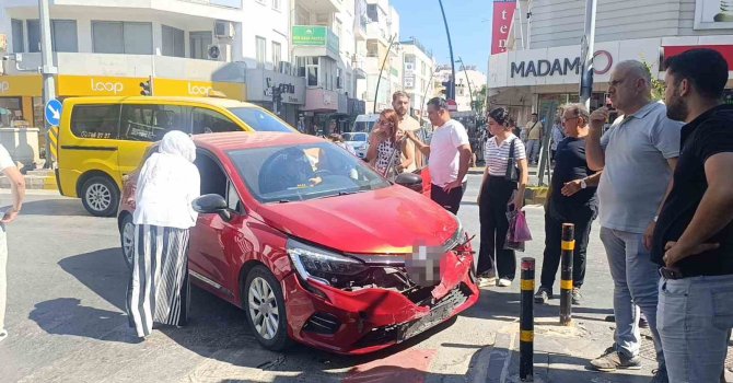Kırmızı ışık ihlali yapan otomobil kamyonetle çarpıştı