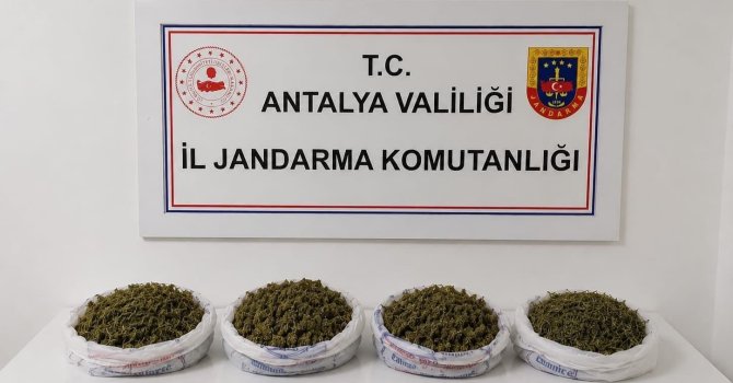 Evde yapılan aramada 1 kilo 979 gram kubar esrar ele geçirildi